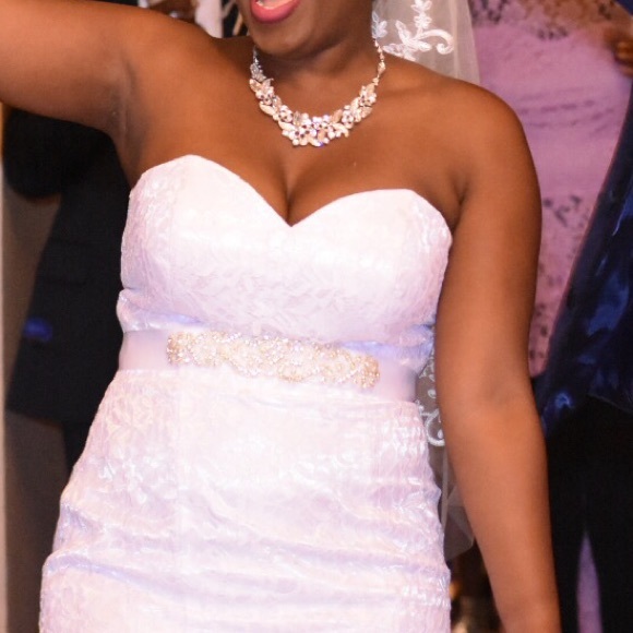 Elegant White Lace Mermaid Wedding Dress - Picture 5 of 8